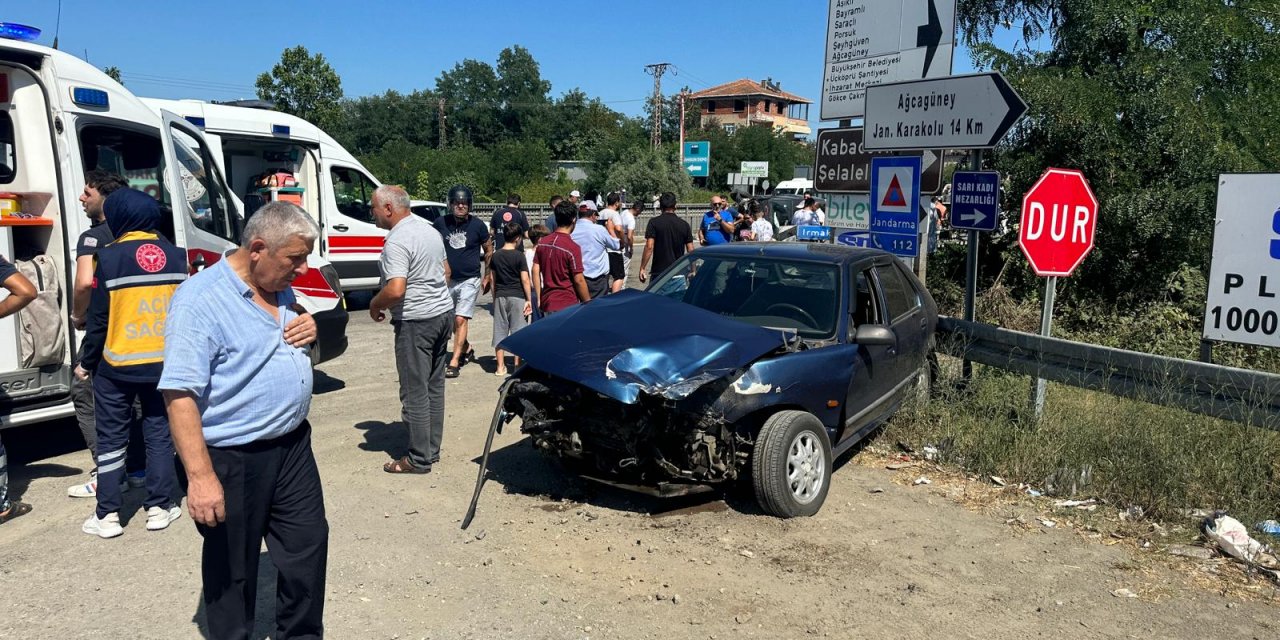 Hafif ticari araç yol kenarındaki otomobile çarptı: 8 yaralı