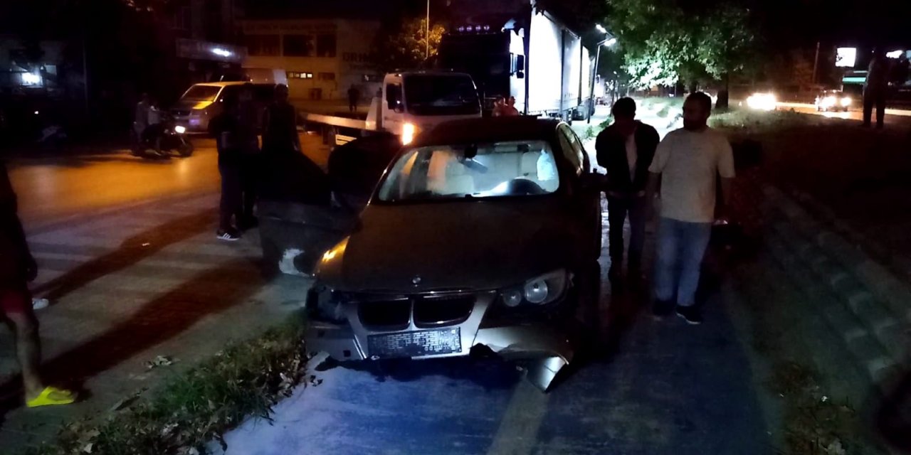 Cipe çarpan otomobil, binanın otoparkına düştü: 5 yaralı