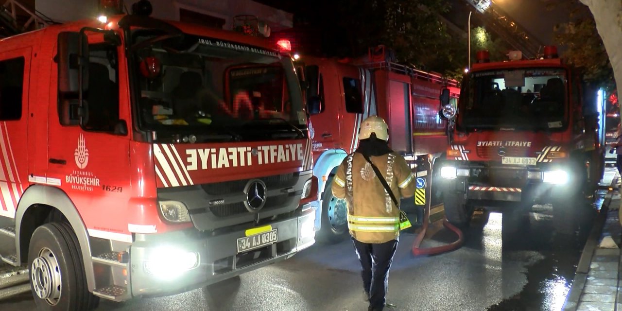Kadıköy'de 3 katlı binada yangın: 1 ölü, 2 yaralı