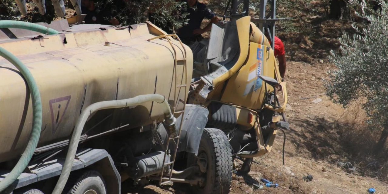 Su tankeri, şarampole devrildi; 2 ölü