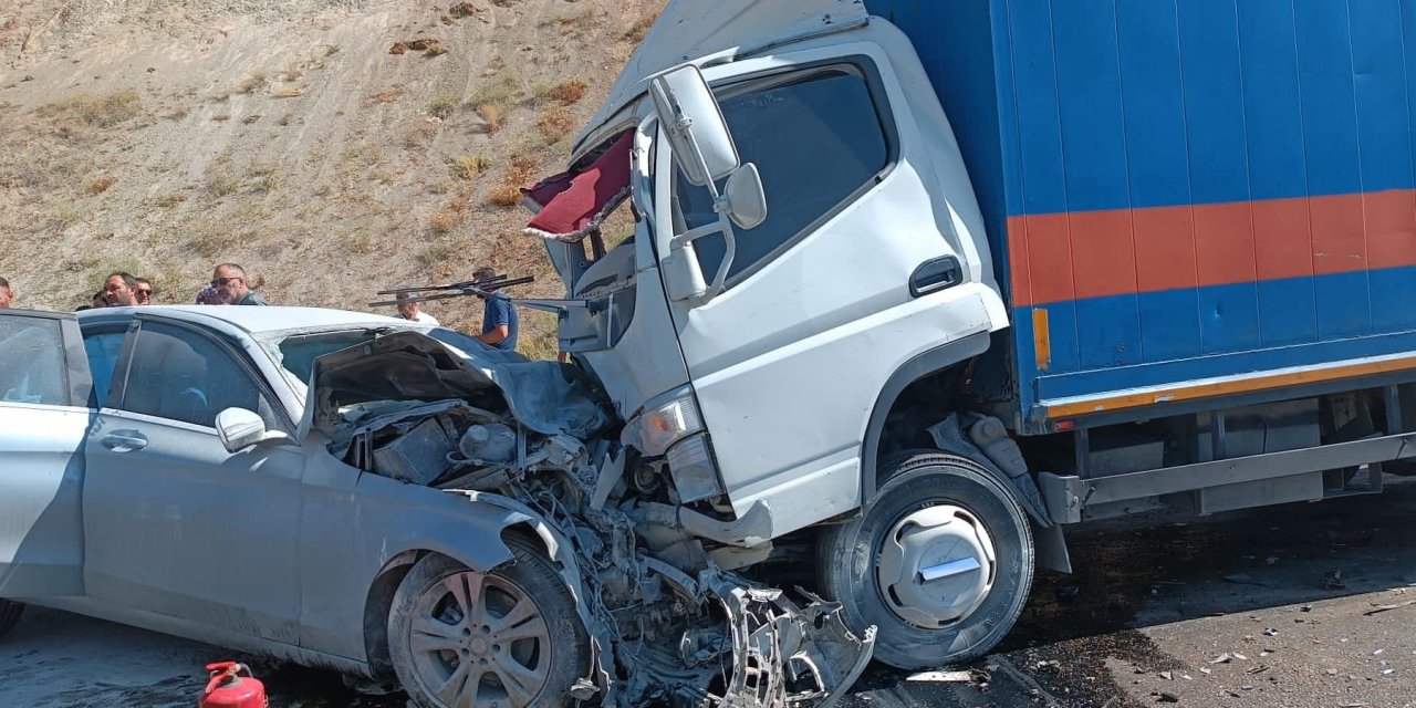 Hakkari'de feci kaza: 2 ölü, 2 yaralı