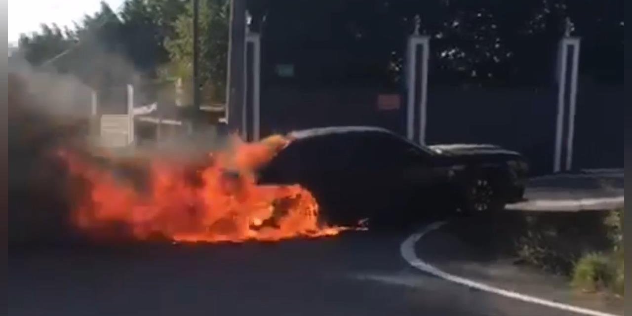 Otomobil alev alev yandı