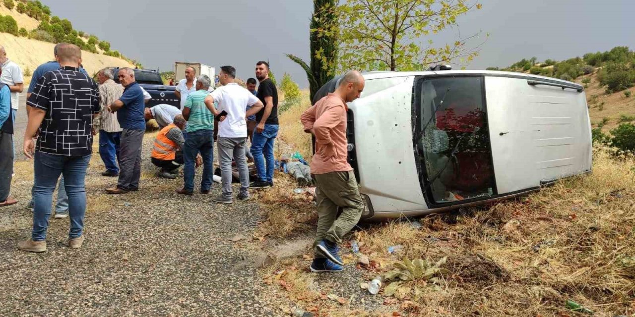 Hafif ticari araç ile otomobil çarpıştı: 4 yaralı