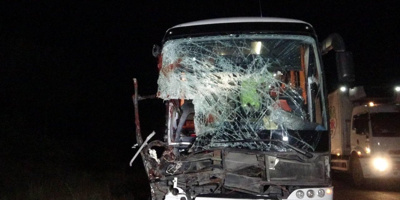 Yolcu otobüsü tıra arkadan çarptı: 15 yaralı