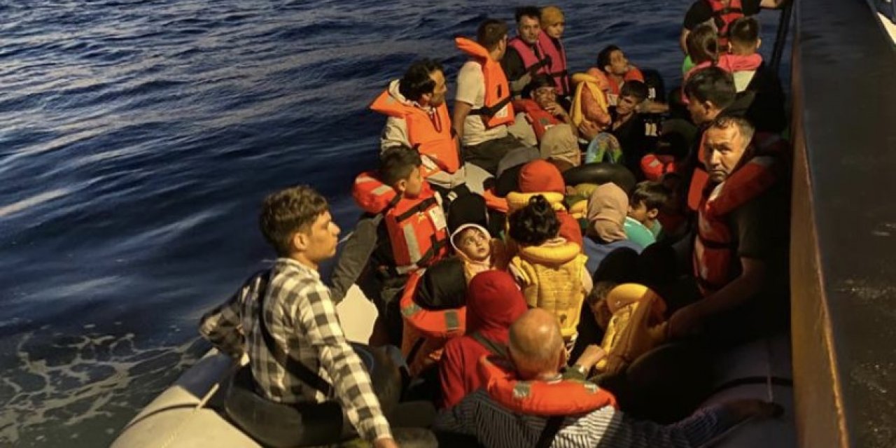 Lastik bot içinde 39 kaçak göçmen yakalandı