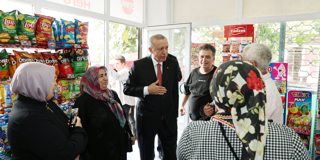 Cumhurbaşkanı Erdoğan çocuklara oyuncak dağıttı