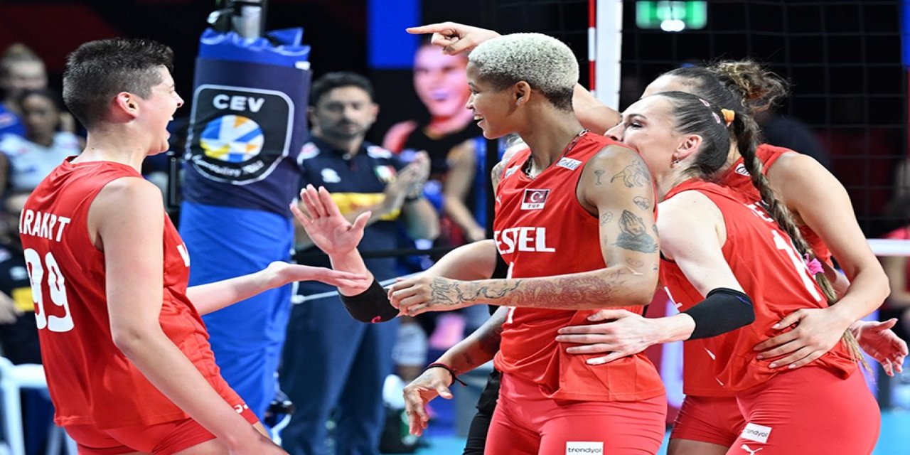 Avrupa şampiyonu Filenin Sultanları, Türkiye’ye döndü