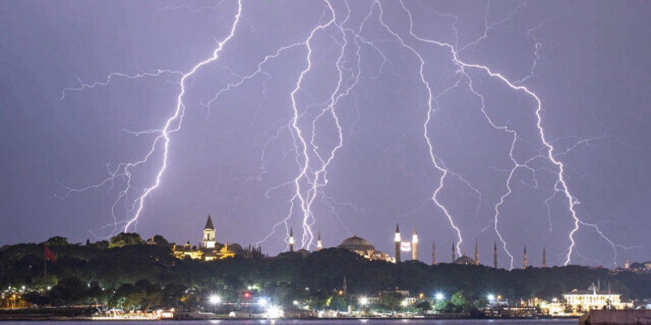 Meteoroloji ve Valilik peş peşe uyarmıştı: İstanbul'u sağanak yağış vurdu