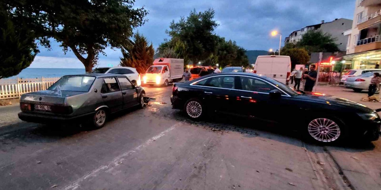 Akıllanmayan sürücü, alkollü çıktığı yolda lüks otomobile çarptı