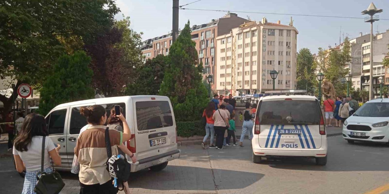 Çantasını unutan öğrenci paniğe neden oldu!