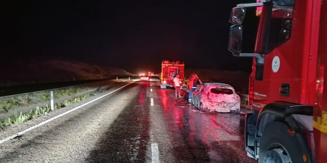 Seyir halindeki otomobil alev aldı