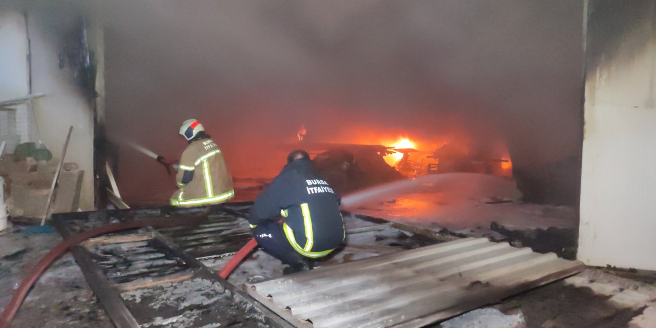 Mobilya imalathanesindeki yangın korkuttu; 3 kişi dumandan etkilendi
