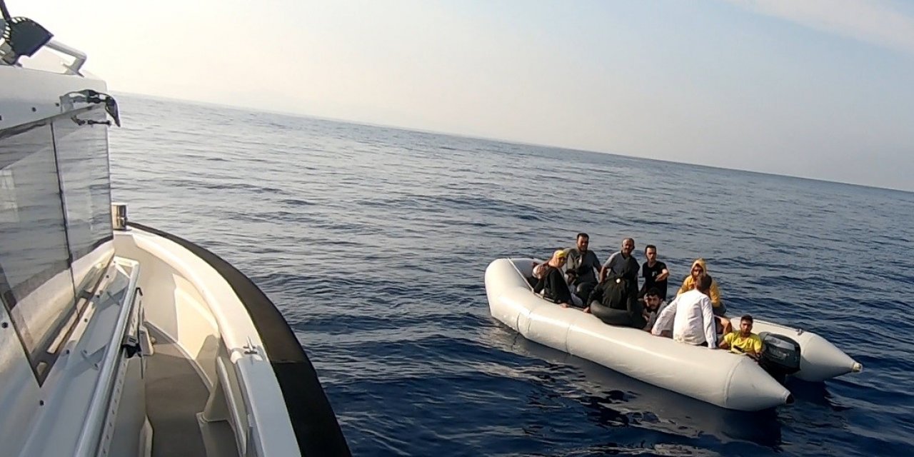 Aydın’da lastik bot içerisinde 20 düzensiz göçmen yakalandı