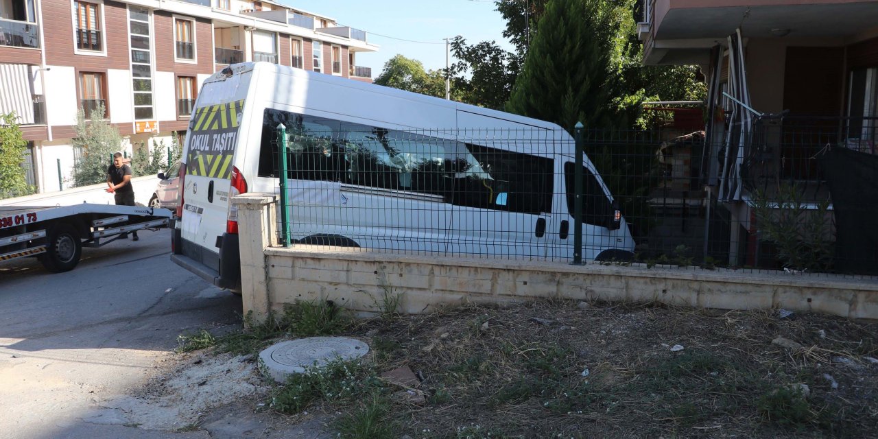 Okul servis minibüsü ile otomobil çarpıştı; 9'u öğrenci, 14 yaralı