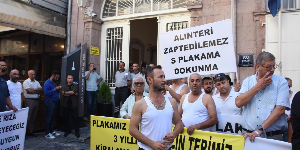 İzmir Büyükşehir Belediye binası önünde 'atletli' eylem