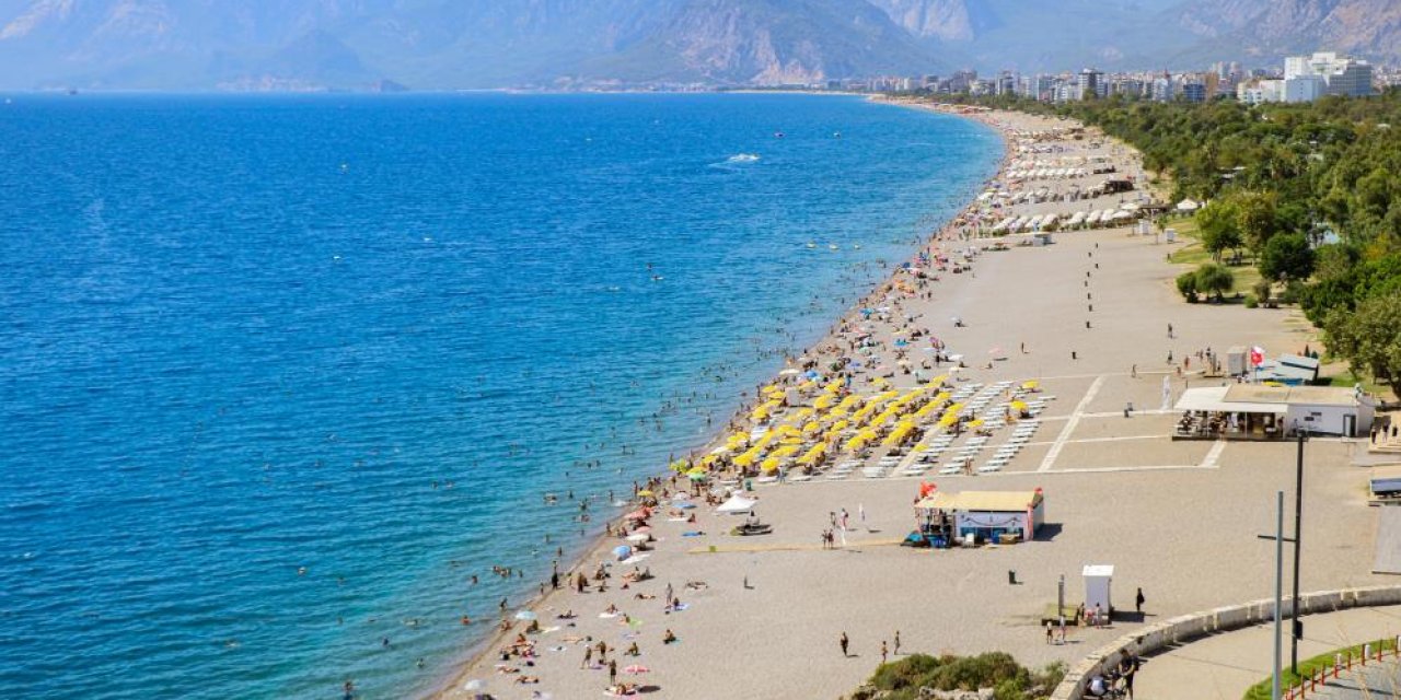 Antalya’da turistler Konyaaltı sahiline akın etti, sıcaklıklar zirve yaptı!