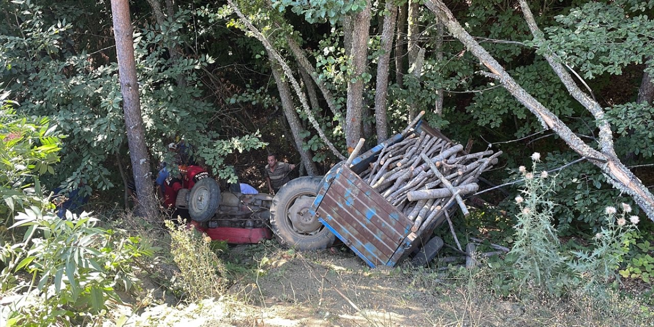 Dereye devrilen odun yüklü traktörün sürücüsü hastanede öldü
