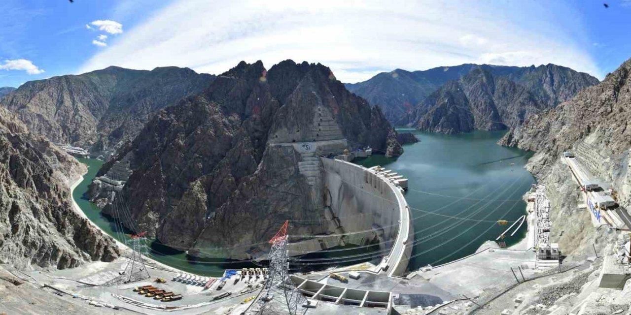 Yusufeli Barajı'nda türbinler enerji üretimi için dönüyor