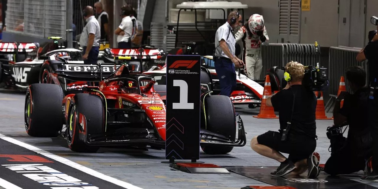 Carlos Sainz Singapur'da kazandı! Verstappen'in galibiyet serisi sona erdi
