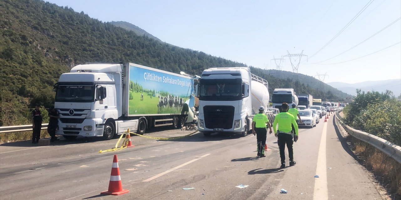 Bursa'da iki tır ve otobüsün karıştığı kazada 2 kişi öldü
