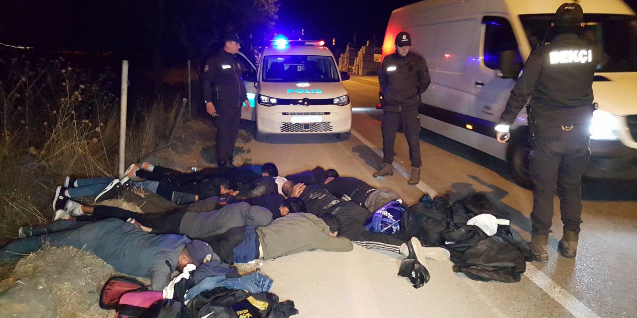 'Dur' ihtarına uyulmayan araçlardan biri cami bahçesine uçtu, diğerinde 9 göçmen yakalandı
