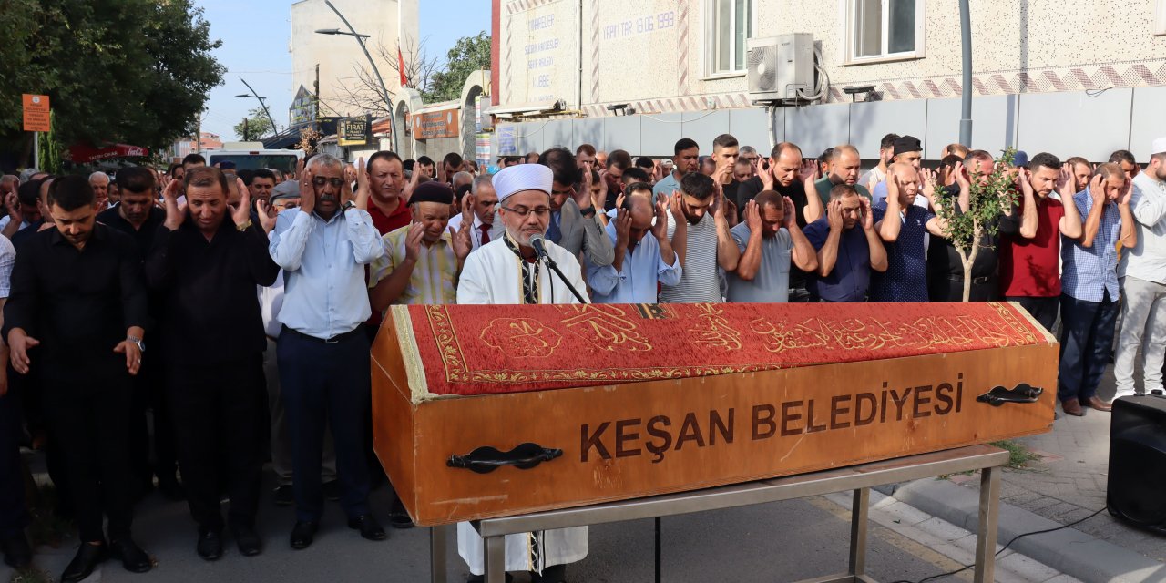 Koruda ölü bulunan şehit babası, toprağa verildi