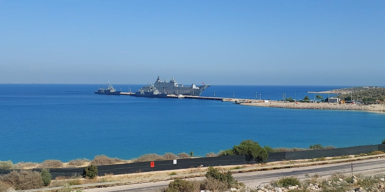 TCG Anadolu, test için Mersin'de