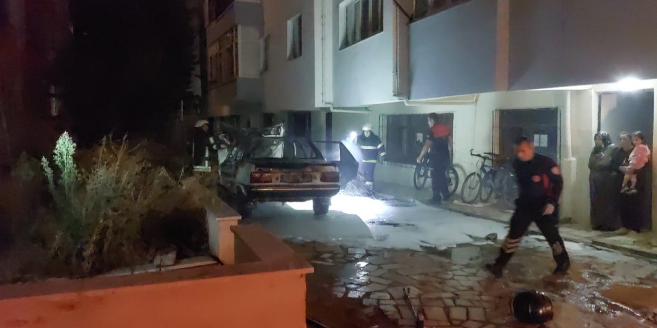 Park halindeki otomobil alev alev yandı