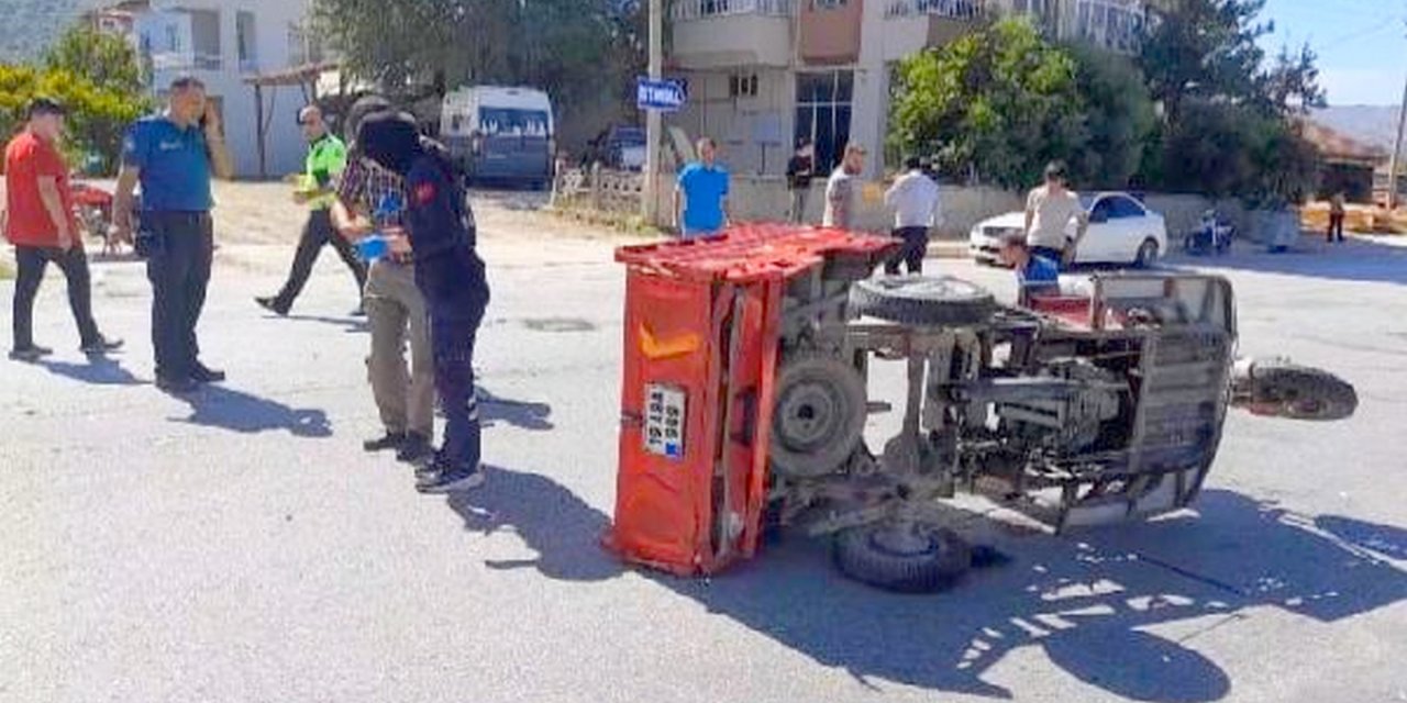 Otomobille çarpışan 3 tekerlekli motosiklette 2 kişi ağır yaralanmıştı; 1'i öldü