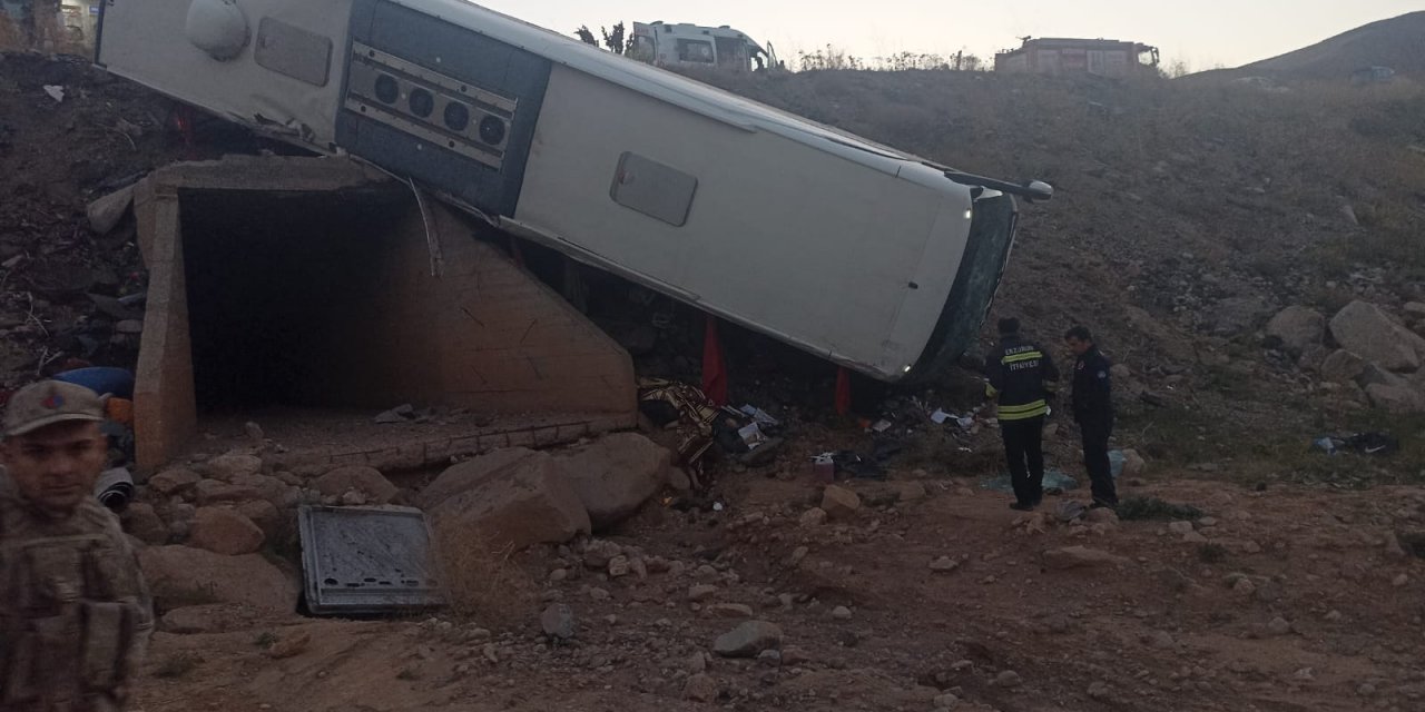 Otobüs şarampole yuvarlandı: 3 ölü, 21 yaralı