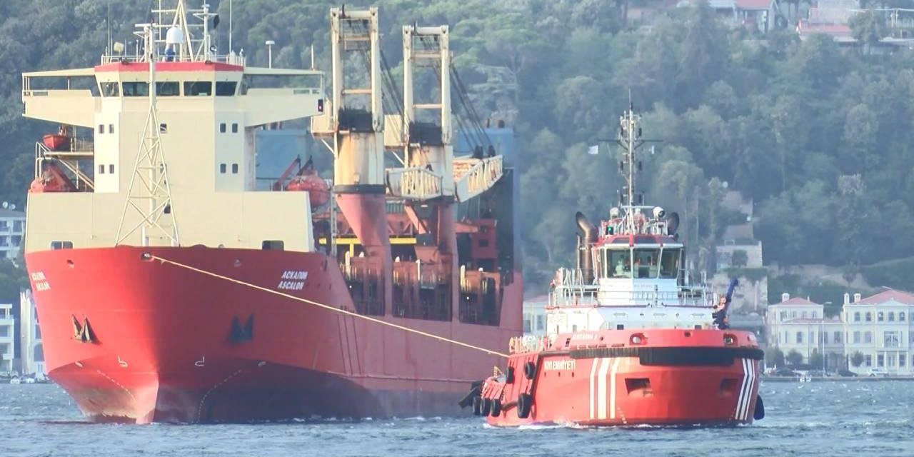 Arızalanan yük gemisi 11 saatte Ahırkapı'ya çekildi