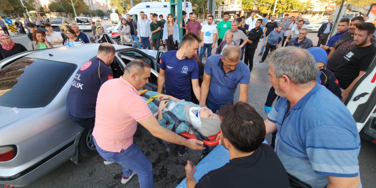Konya'da kazada başından yaralanan sürücüye vatandaşlardan yardım