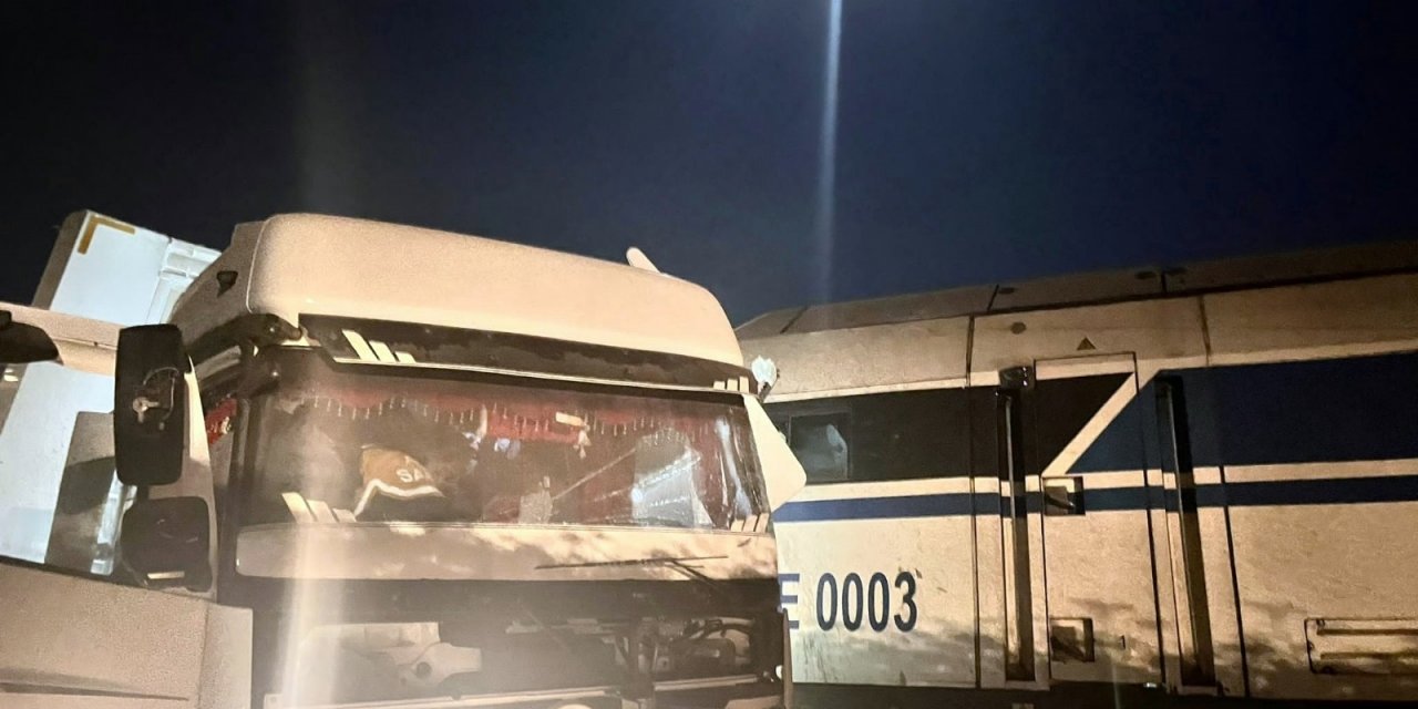 Yük treni, TIR’a çarptı; 50 koyun öldü