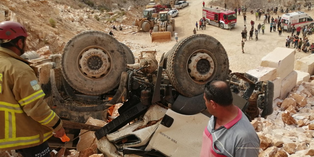 Uçuruma devrilen hafriyat kamyonundaki 2 kişi öldü