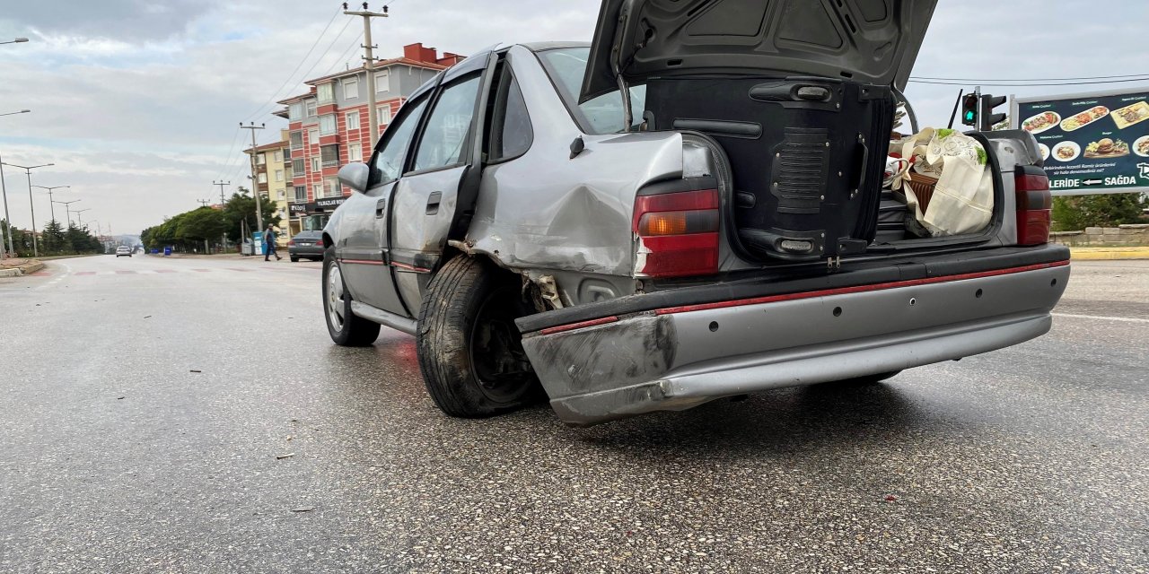 Lüks araç kırmızı ışıkta bekleyen otomobile çarptı: 3 yaralı