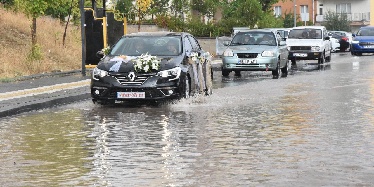 Sivas'ta sağanak nedeniyle ev ve iş yerlerini su bastı