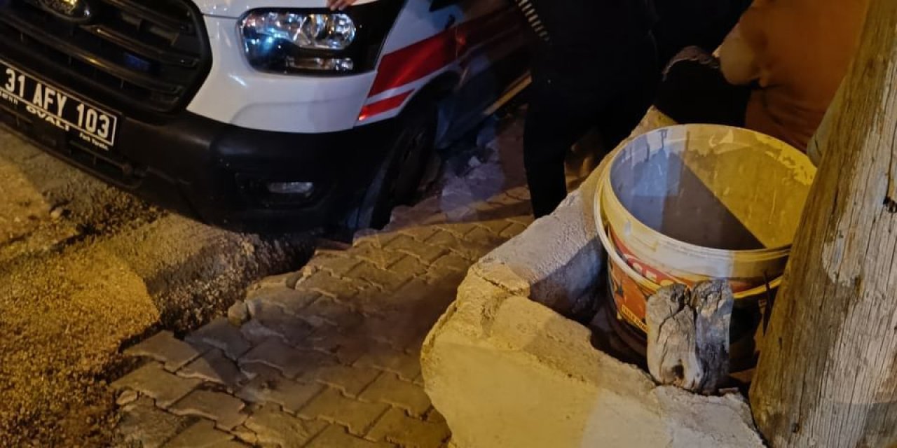 Ambulansın tekeri çukura saplandı; yardıma vatandaşlar koştu