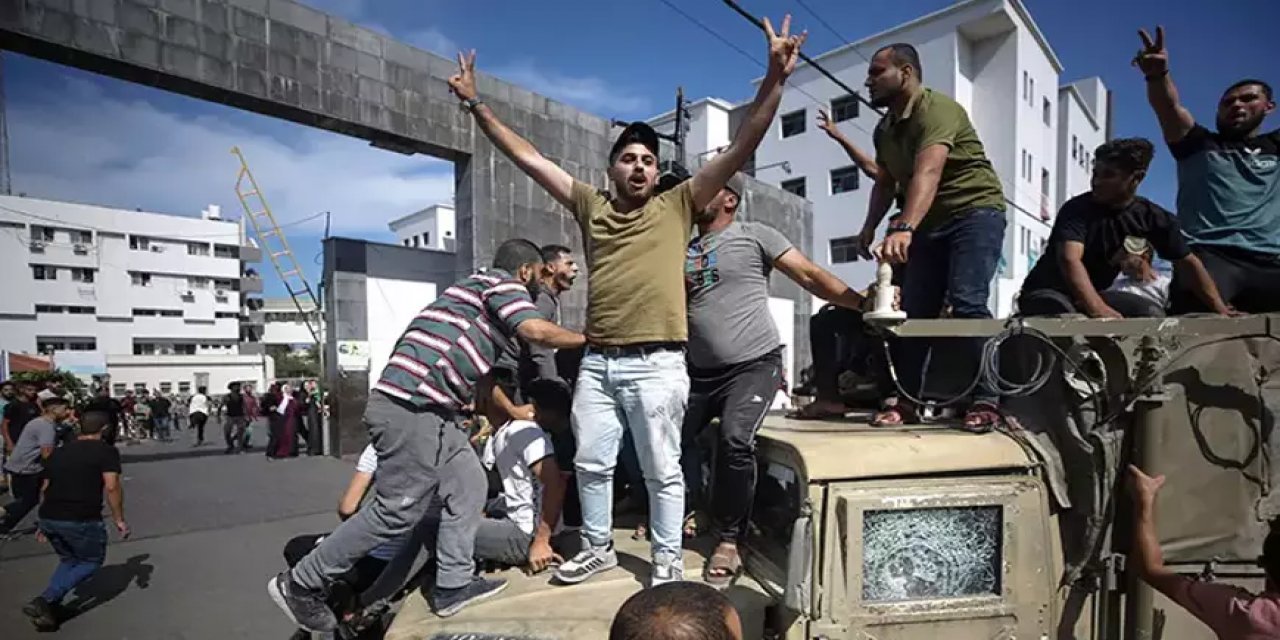 El Kassam Tugayları İsrail askerlerini esip alıp tanklarına el koydu