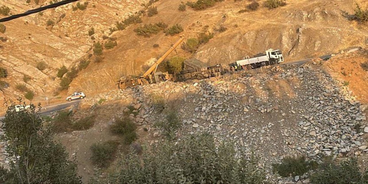 Askeri TIR devrildi: 2 asker yaralı