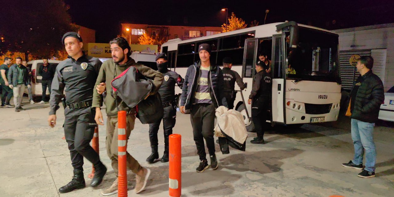 Suriyeli 20 kaçak göçmen yakalanıp, sınır dışı edildi