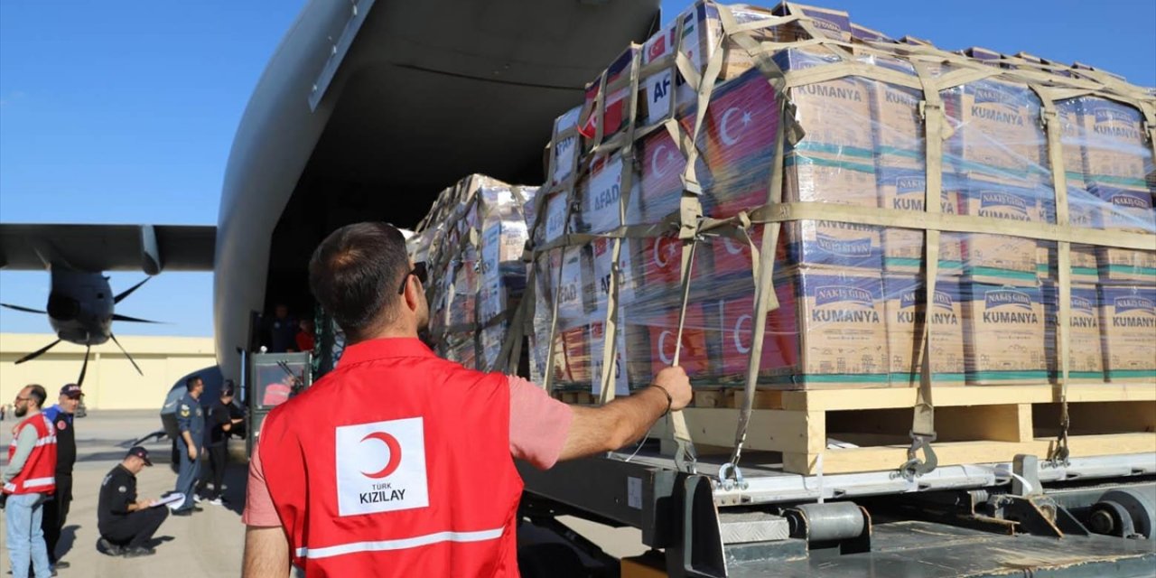 Gazze için Türkiye'nin insani yardımlarını taşıyan üçüncü uçak hareket etti