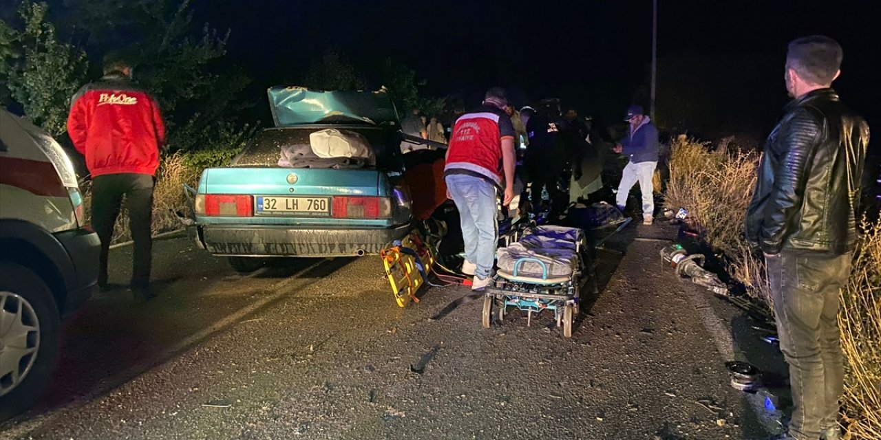 Köy yolunda feci kaza, otomobille kamyonet çarpıştı: 3 kişi öldü