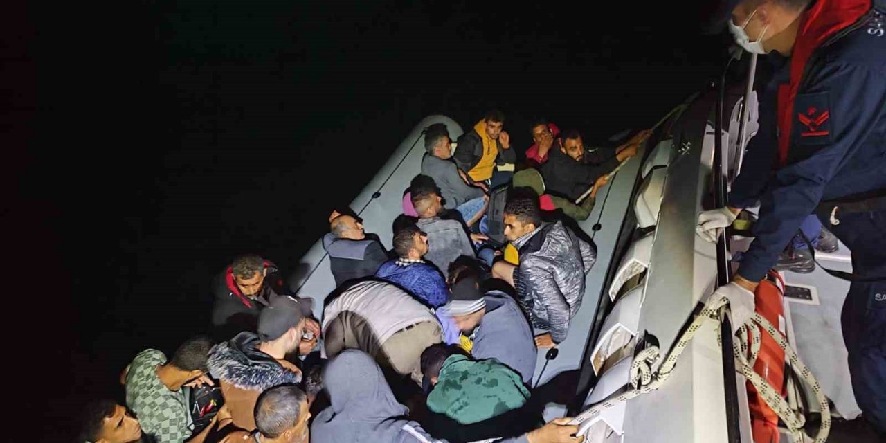 Muğla'da Türk  karasularına geri itilen 32 düzensiz göçmen kurtarıldı