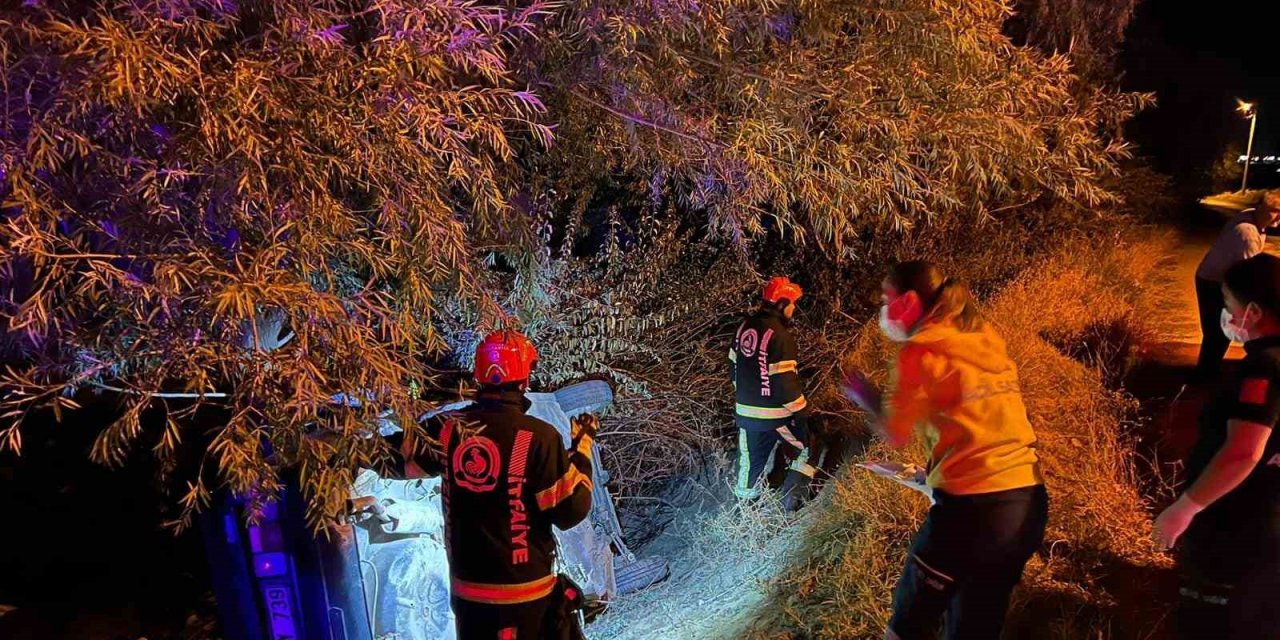 Şarampole yuvarlanan araç ağaçta asılı kaldı: 2 genç öldü, 3'ü yaralı