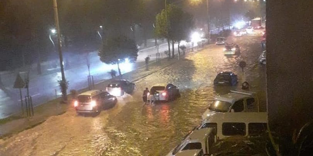 Ordu’da sağanak yağış etkili oldu, cadde ve sokaklar göle döndü