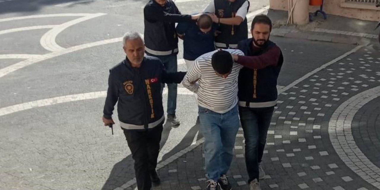 Konya'da kiralık araçla yakalanan zehir tacirleri uyuşturucuları bakın nereye saklamış