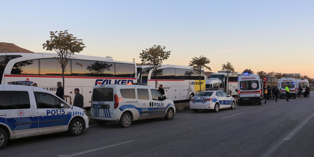 Aynı firmaya ait 3 otobüs ve 1 minibüs kazaya karıştı! 36 kişi yaralandı