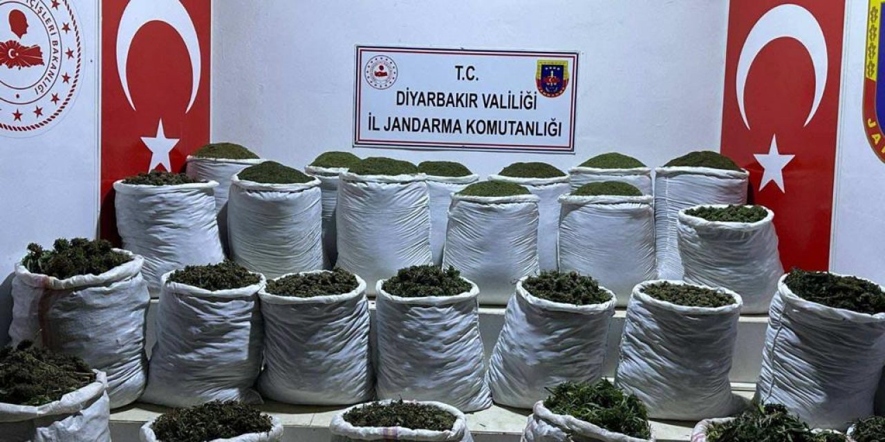 Diyarbakır’da bölücü terör örgütüne şok!  783 kilo esrar, 23 bin kök Hint keneviri ele geçirildi