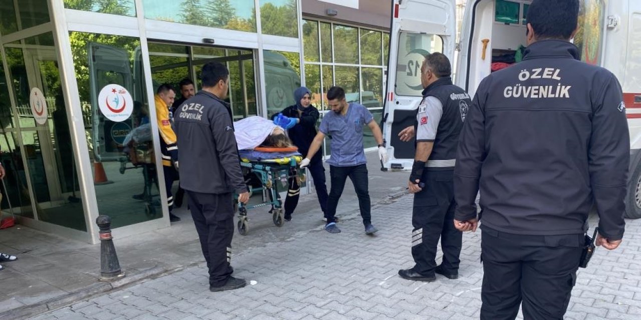 Konya’da minibüs bariyere çarptı, yaralılar var