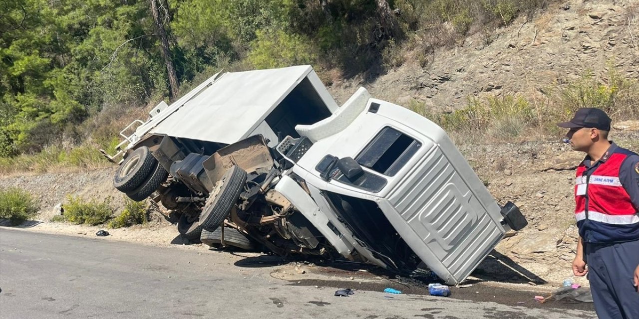 Antalya'da devrilen çöp kamyonundaki 1 işçi öldü, 2 kişi yaralandı